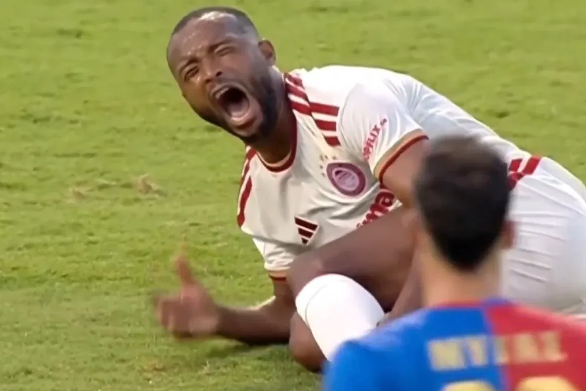 El Kaabi deixa partida do Olympiacos após lesão na perna