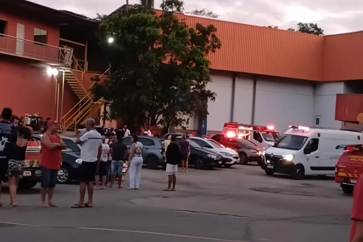 Funcionários são resgatados após queda de teto em fábrica de Brumadinho