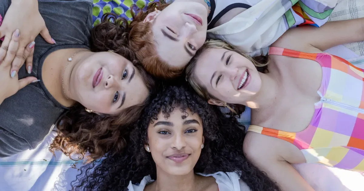 Filme sobre descobertas na adolescência chega aos cinemas com elenco jovem