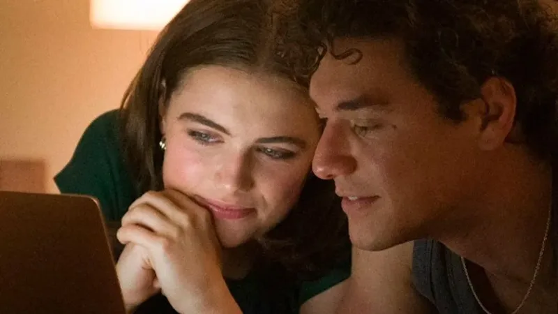 Nova temporada de “Off Campus” terá romance entre Dean e Allie