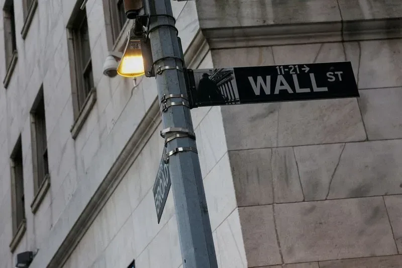 Wall Street recua com perdas em chips e cautela antes do Fed