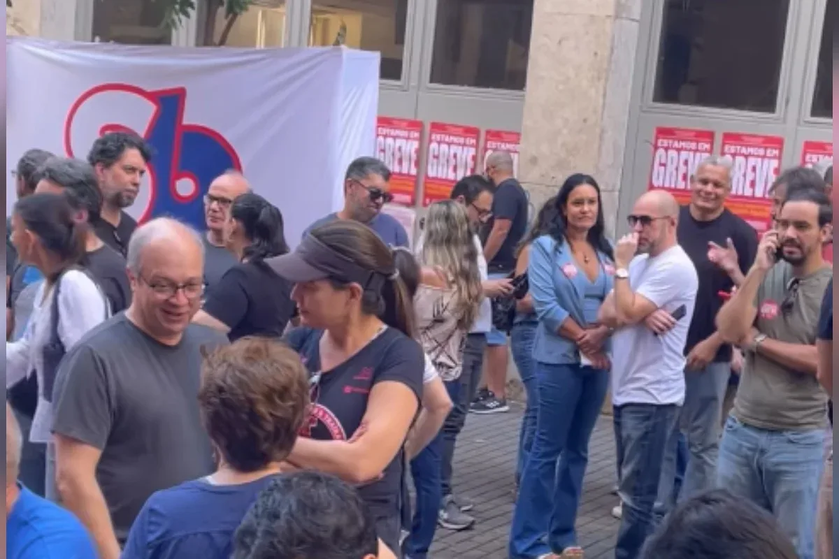 Bancários em greve fazem manifestação diante de agência da Caixa em Belo Horizonte