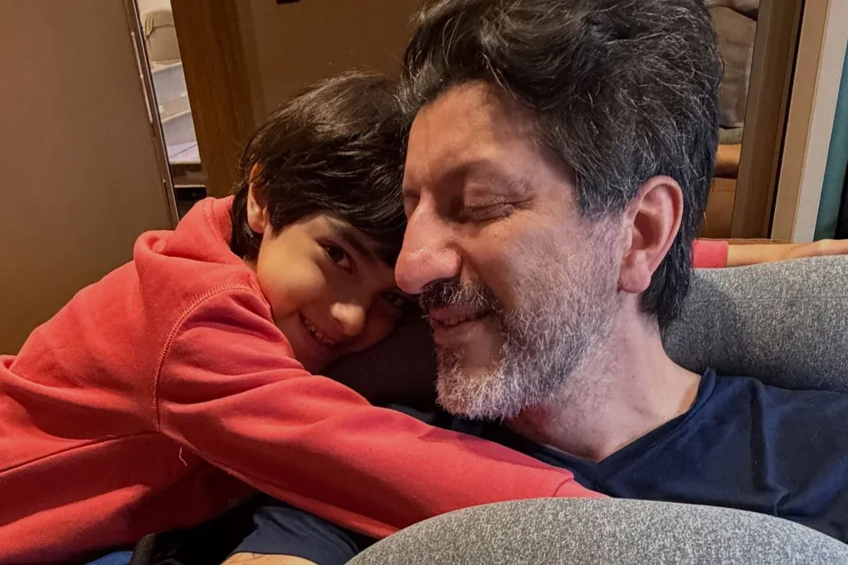 Filho de Lito Sousa homenageia o pai durante velório em São Paulo