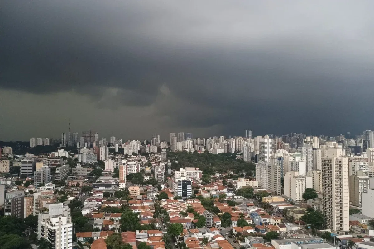 Frente fria mantém chuva em São Paulo até segunda-feira