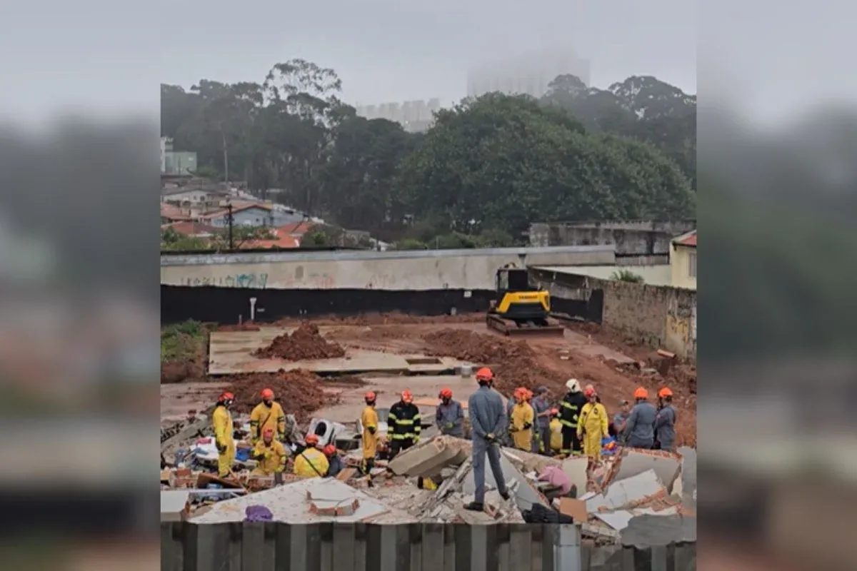 Bombeiros encontram dois corpos após queda de prédio na Penha