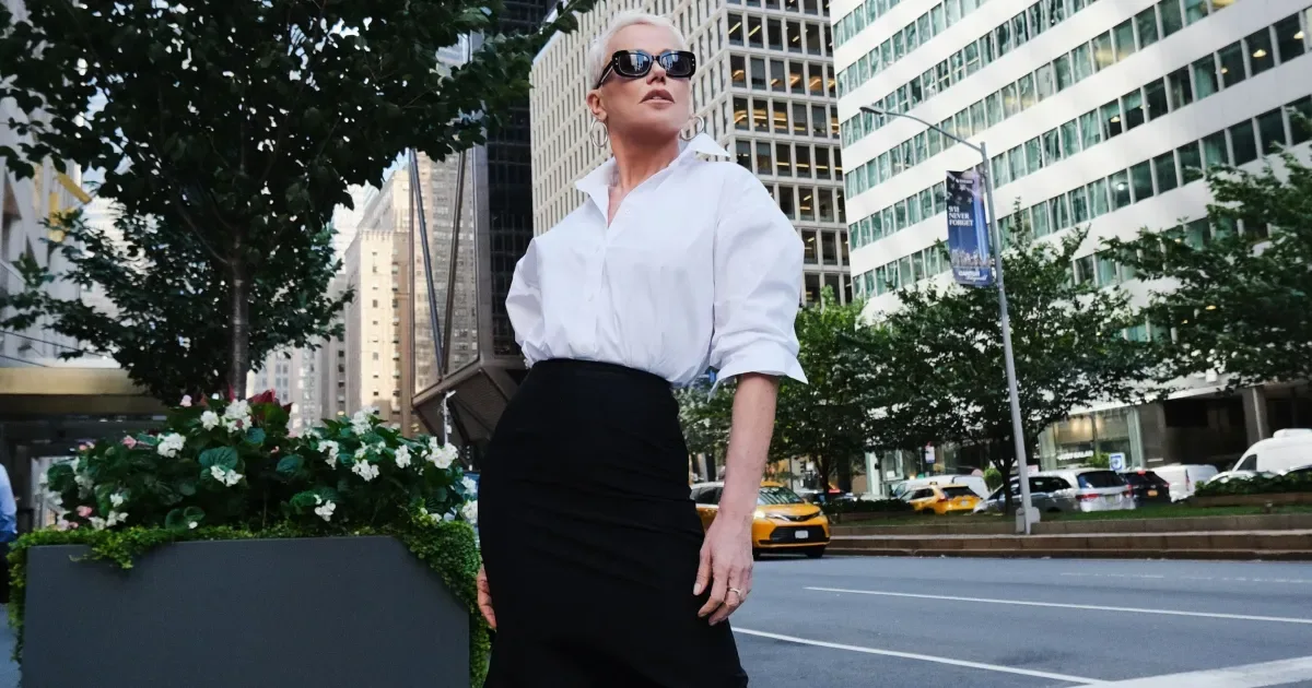 Xuxa reencontra peça dos anos 1990 em evento de Carolina Herrera