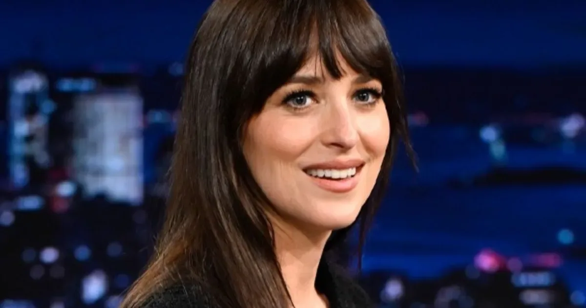 Dakota Johnson afirma que ainda espera viver a maternidade
