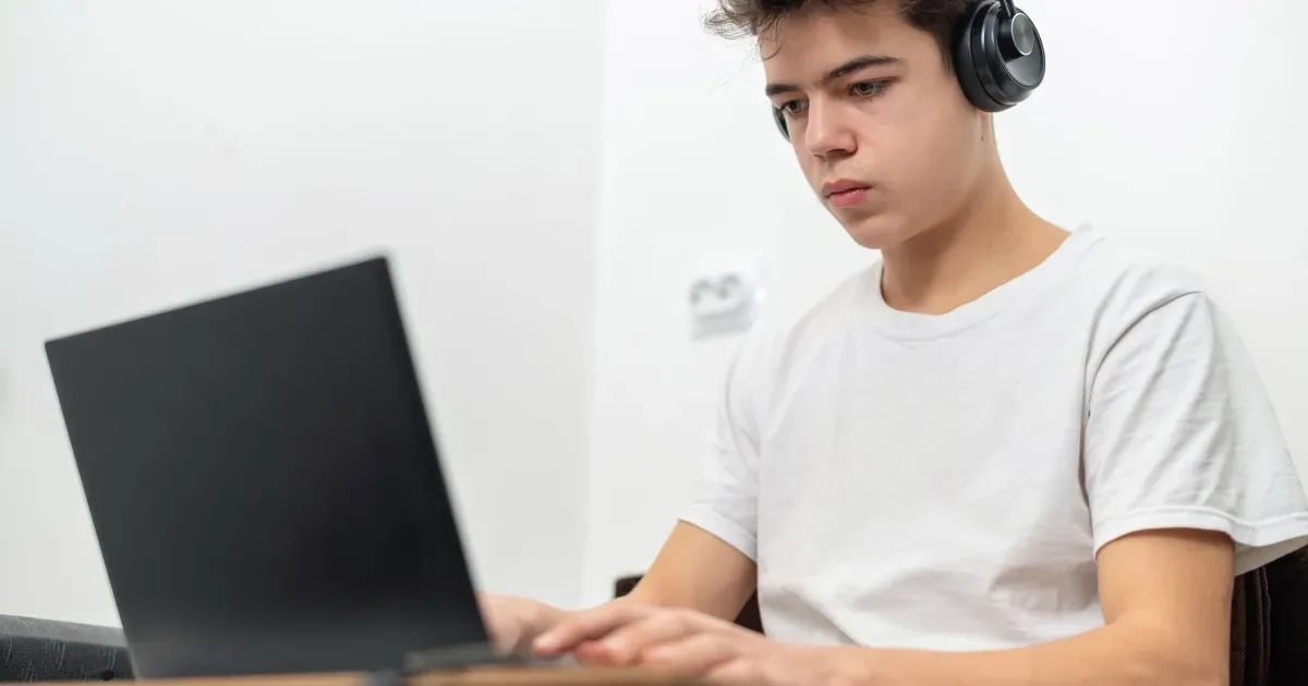 Internet não substitui educação sexual na adolescência, alerta urologista