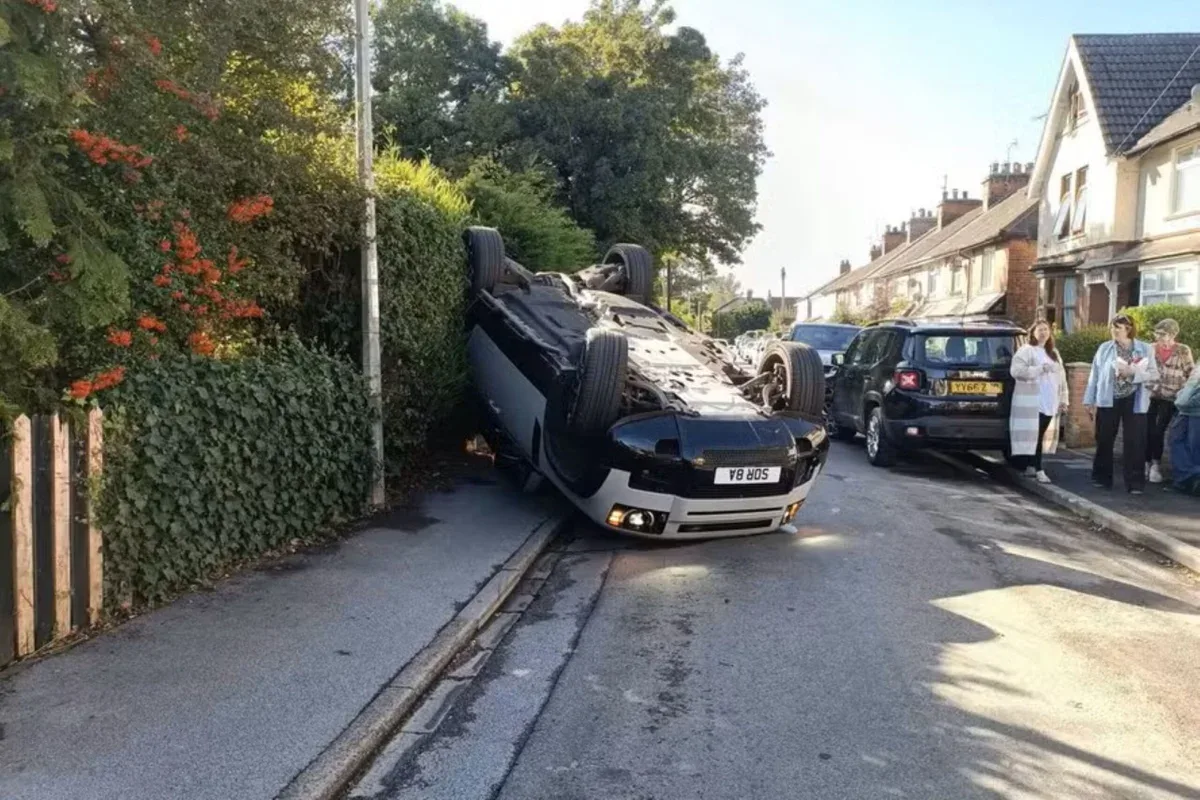 Sorba Thomas sai ileso após capotar carro perto do CT do Hull City