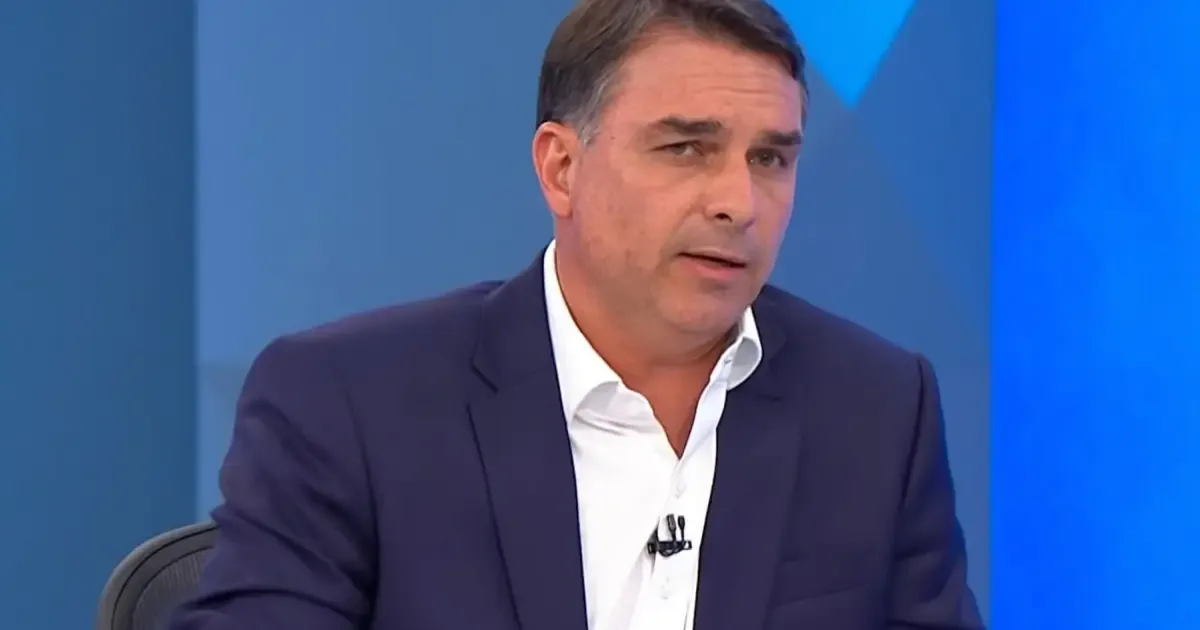 Flávio Bolsonaro desiste de debate após decisão judicial sobre púlpito vazio