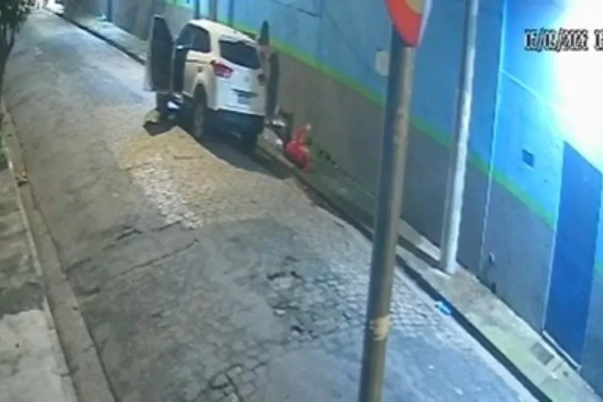 Briga em calçada termina com homem esfaqueado no pescoço em São Paulo