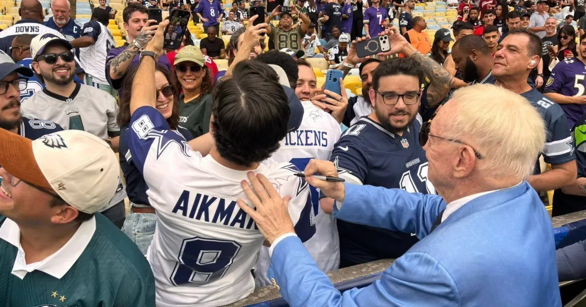 Jerry Jones encontra torcedores antes de Ravens x Cowboys no Maracanã