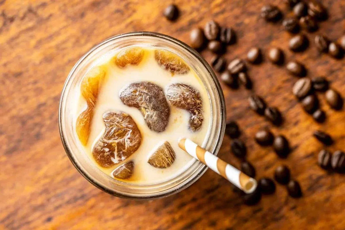 Especialista em etiqueta apoia restrição a café gelado em entrevistas