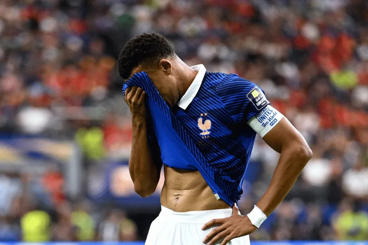 Mbappé fica fora de treino da França por sintomas gripais