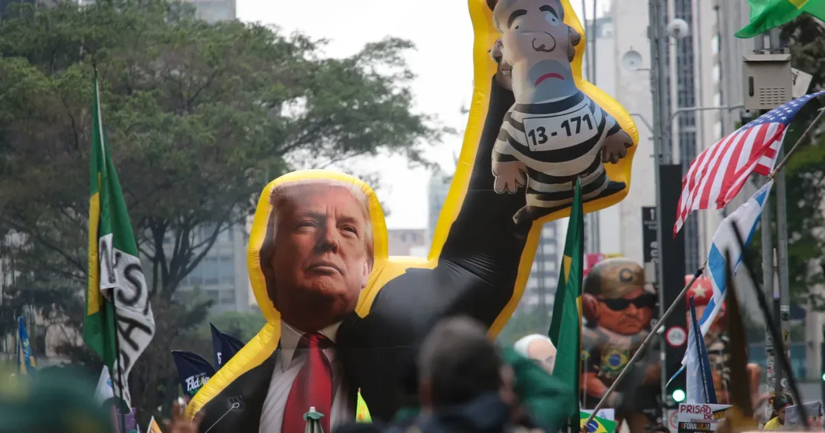 Apoiadores de Flávio Bolsonaro exibem boneco de Trump com Lula na Paulista