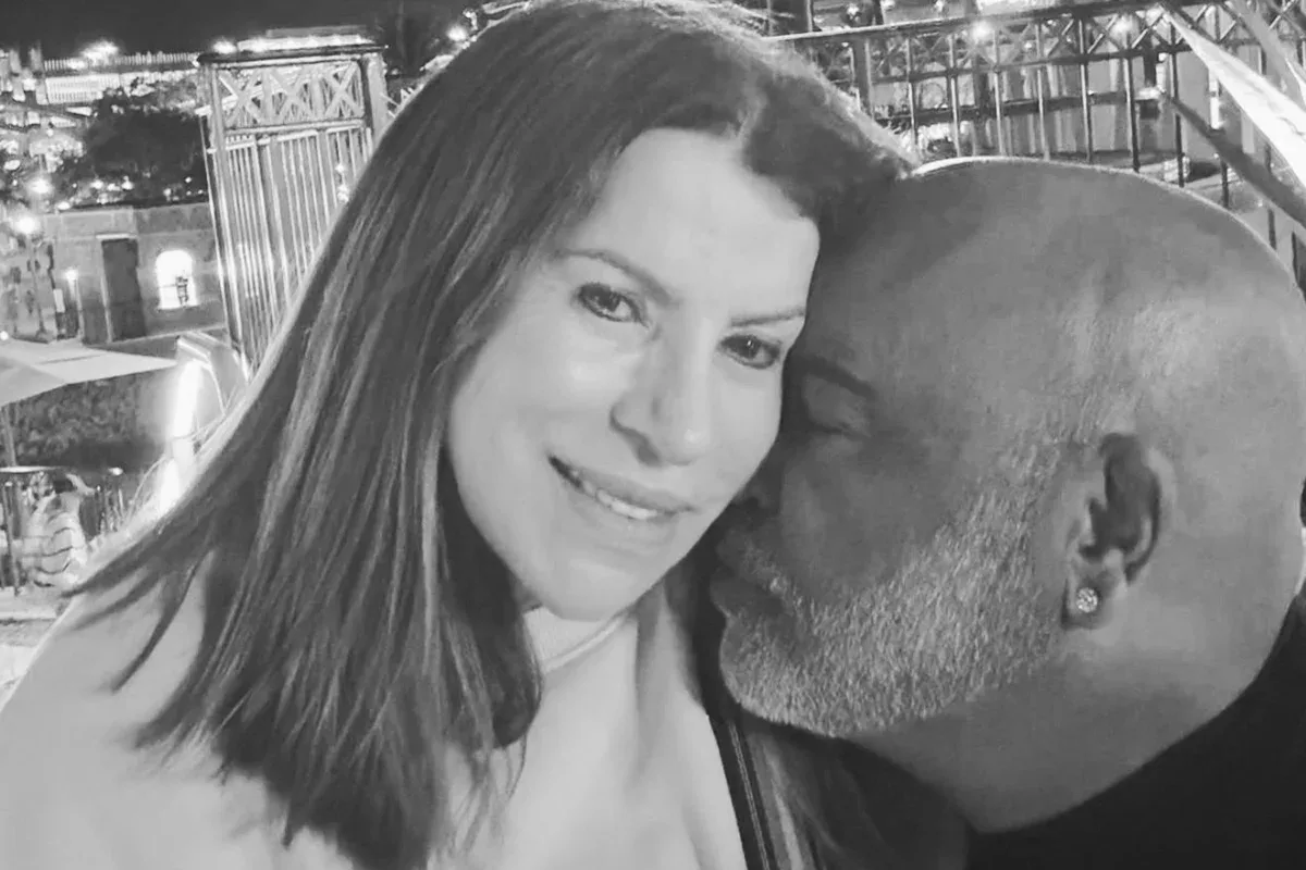 Geralda Helena lembra 42 anos ao lado de Rick Sollo em primeira manifestação