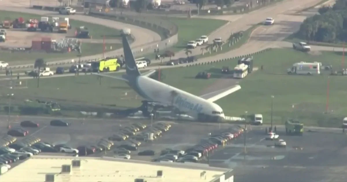 Avião de carga da Amazon sai da pista e deixa cinco mortos em Miami