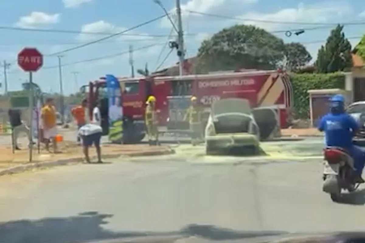 Incêndio atinge Chevrolet Corsa em avenida de Formosa