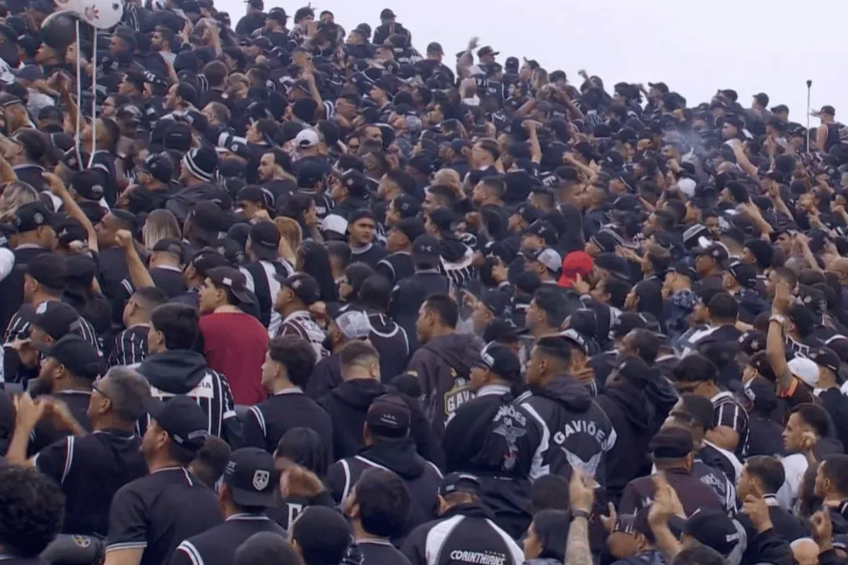 Torcida do Corinthians protesta antes de jogo contra o Fluminense