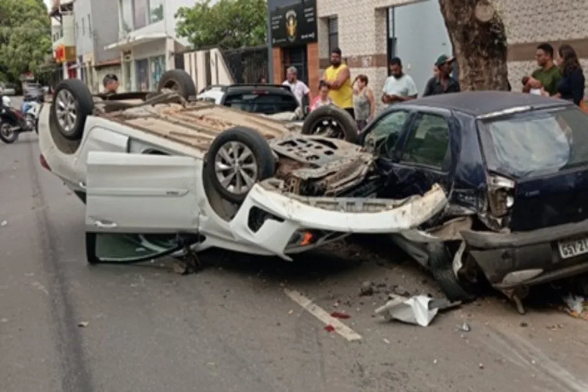 Motorista relata cochilo e bate em três veículos em Belo Horizonte