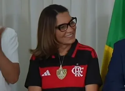 Janja usa medalha de Nossa Senhora Aparecida em cerimônia no Planalto