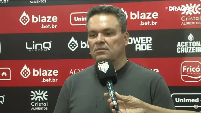 Presidente do Atlético-GO reage a gesto de goleiro após clássico