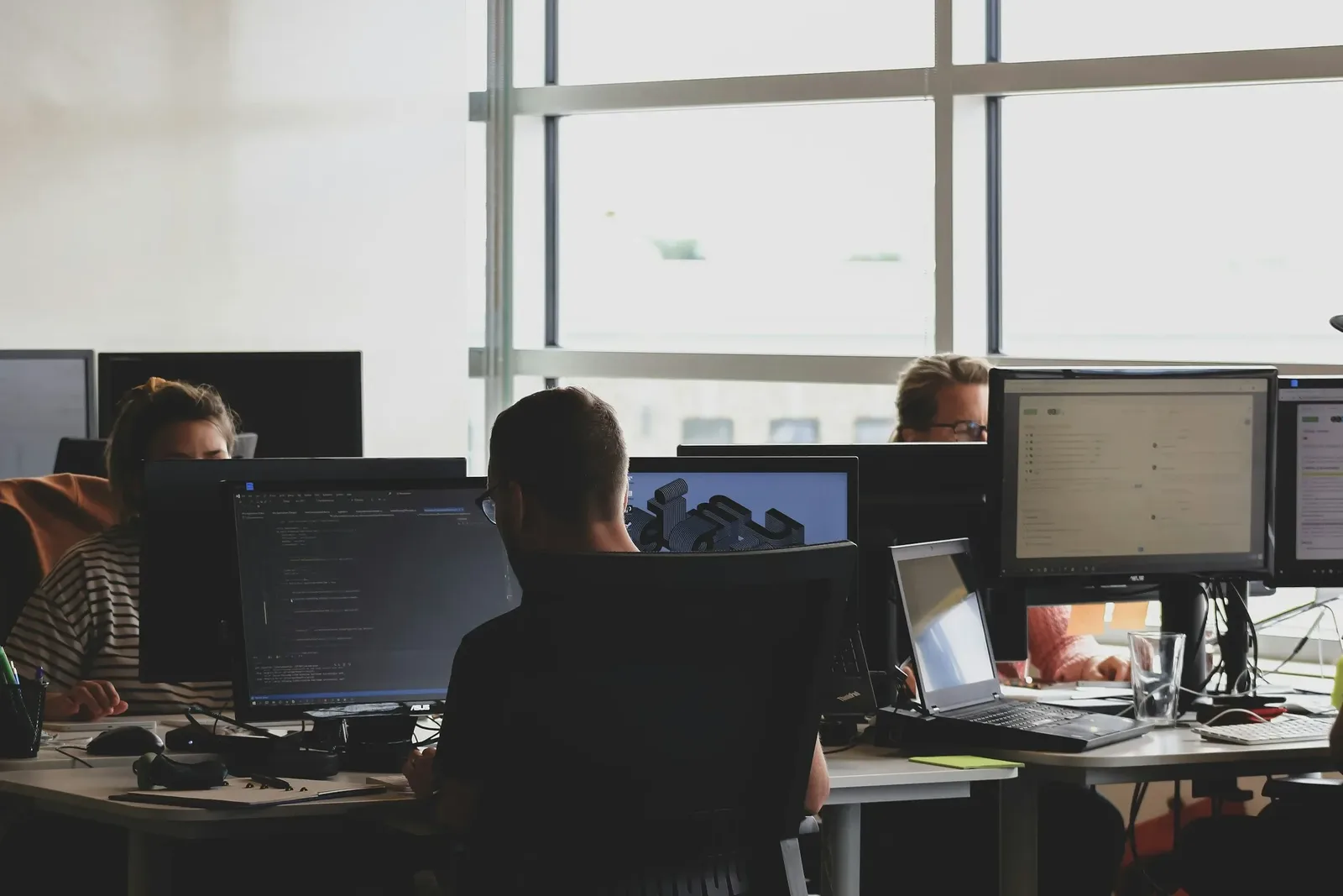 Jovens em ocupações expostas à IA enfrentam mercado de trabalho mais difícil