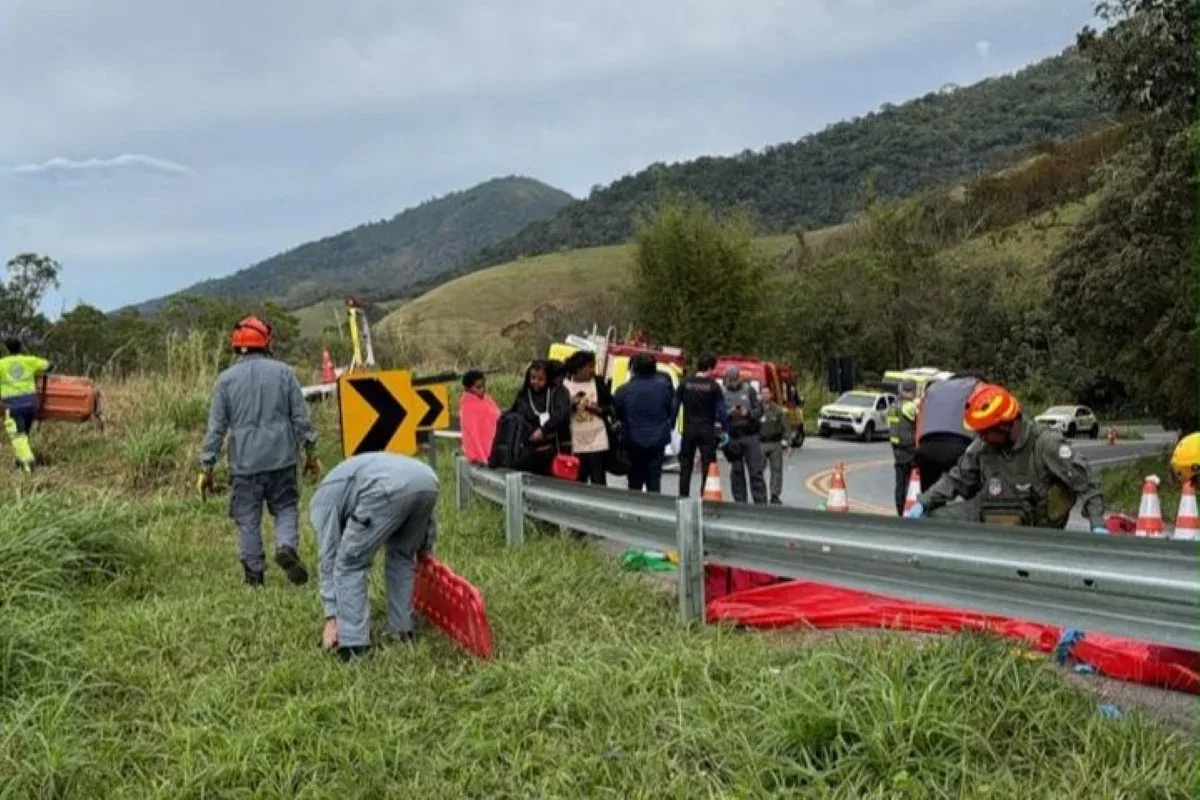 Motorista é preso após ônibus cair em ribanceira e deixar seis mortos em Cruzeiro