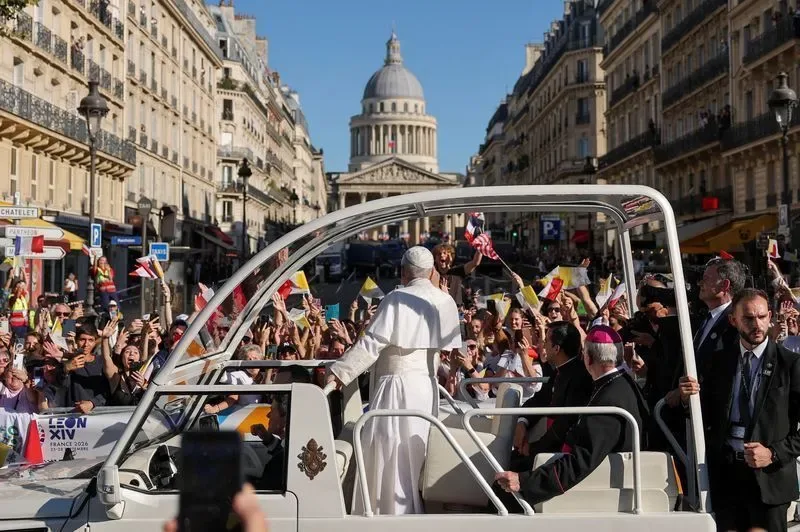 Papa Leão reúne cerca de 800 mil pessoas em missa ao ar livre em Paris