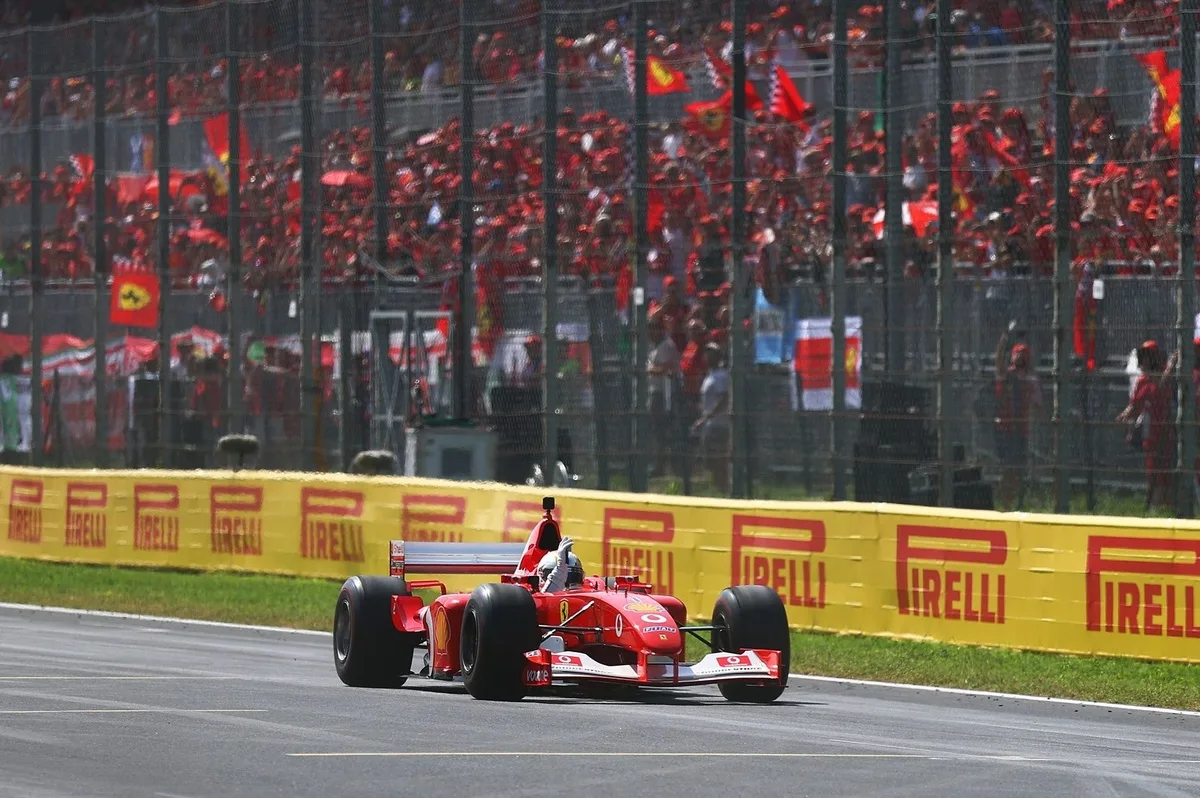 Vettel e Barrichello pilotam Ferrari F2002 em homenagem a Schumacher
